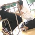 学校名物のビッチJKがM男生徒を教室でパイズリヌキ！ 慣れた動作でチンポを咥える姿がエチエチｗ