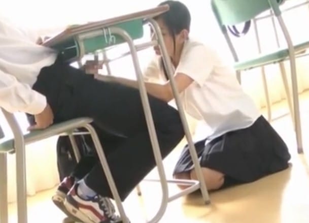 学校名物のビッチJKがM男生徒を教室でパイズリヌキ！ 慣れた動作でチンポを咥える姿がエチエチｗ