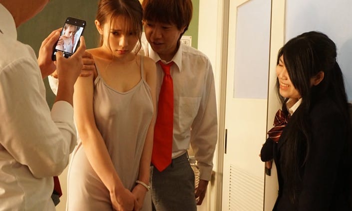 【不倫の末路】生徒に不倫がバレた先生がオモチャにされるｗ エロい服着て授業させたり犯したり生徒たちの奴隷と化す不倫教師！