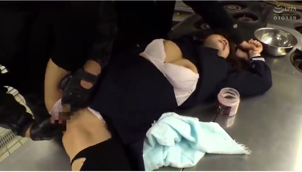 【JK拘束レイプ】JKを捕まえた鬼畜な男2人がパンスト破り絶叫のバイブ責めでアクメ！2本の肉棒を咥え乱交中出し!!