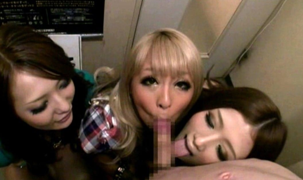 ギャル様にチンポ狙われ3人がかかりでイカされるM男！ 四方八方から快楽の波が押し寄せて簡単にイクｗ