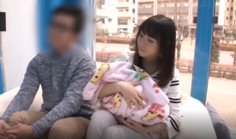 【MM号×人妻】産後ご無沙汰な欲求不満ママの前でデカチン見せつけセンズリｗ ママからメスへスイッチが入り中出し不倫セックス！