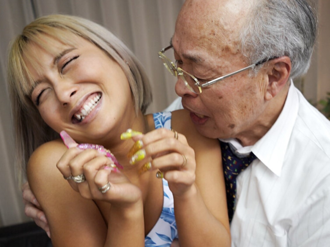 介護老人に騙されチンポで強制的にNTRされる黒ギャル！熟練テクでメス堕ちしアクメしっぱなしｗ 蘭華