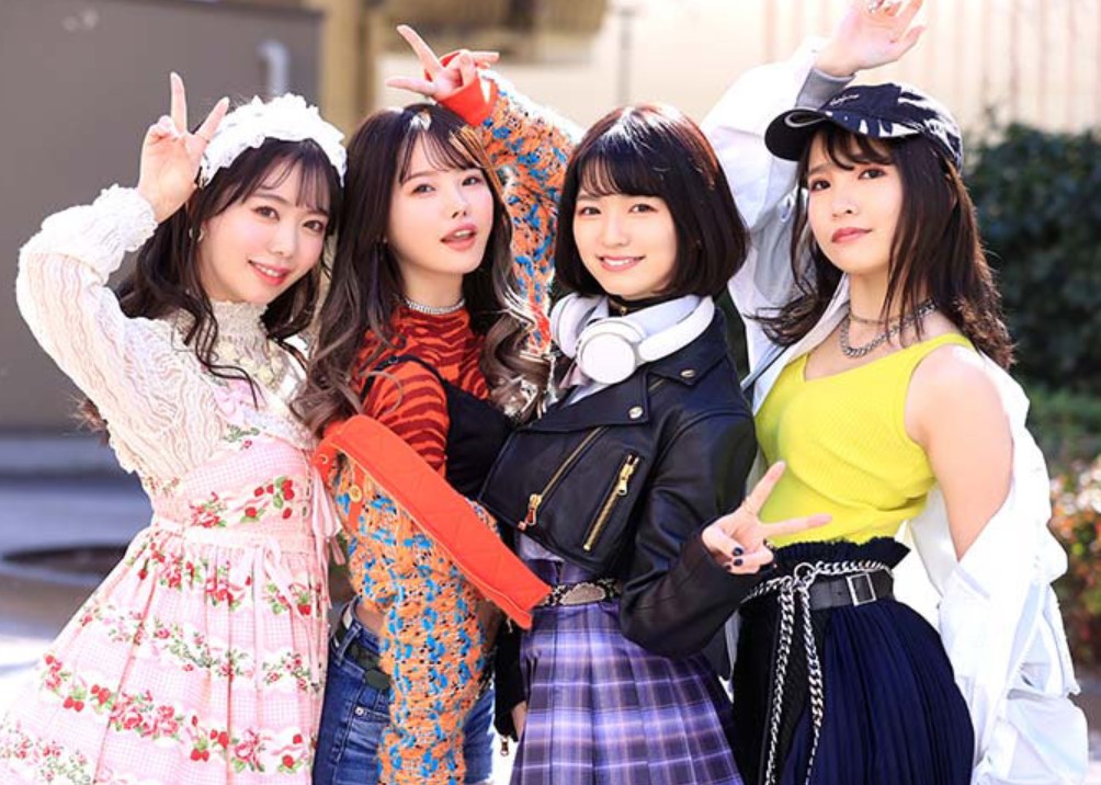 4人のイケイケ女子の集まりにちゃっかり紛れ込むマゾ男ｗ ドＳ集団に人間ディルドとして扱われ一日中射精させられるｗ