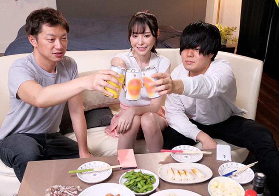 パッとしない彼氏が連れてきた友達を誘惑し裏切りファックしちゃう淫乱なお姉さん！ 痴女責めに抗う術も無くバレたら終了ｗ