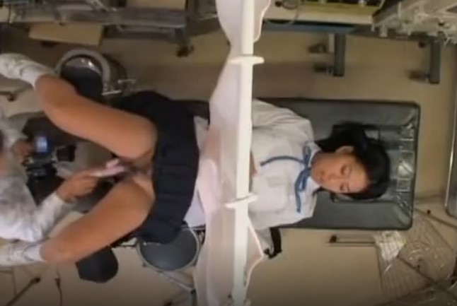 診察に来たJKちゃんをカーテン越しに好き放題イタズラするクズ医者！調子に乗ってデカいバイブまで挿入されるｗ