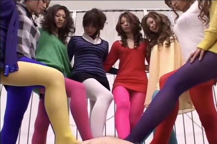 ＜強制収容された女たち＞Ｍ男が女たちの前に放り込まれ全員で足コキ！体中舐めまわしギンギンのチ〇ポを手コキでイカせるｗ