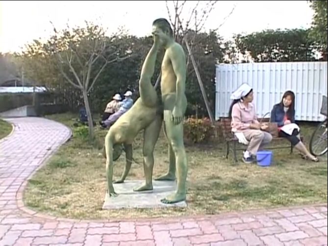 ＜裸銅像チャレンジ＞周りに人がいる状況で銅像に扮しセックスしながら声を出さずガマンできるか挑戦！銅像が白い液体噴射ｗ