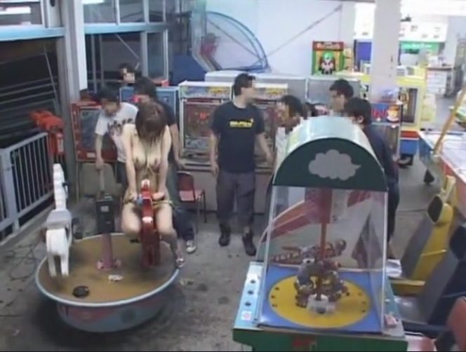 ＜全裸ゲーム＞ゲームに負けて全裸になった女性が再度衆人環視のなか水で溶ける水着で恥辱をうけてしまうｗｗ