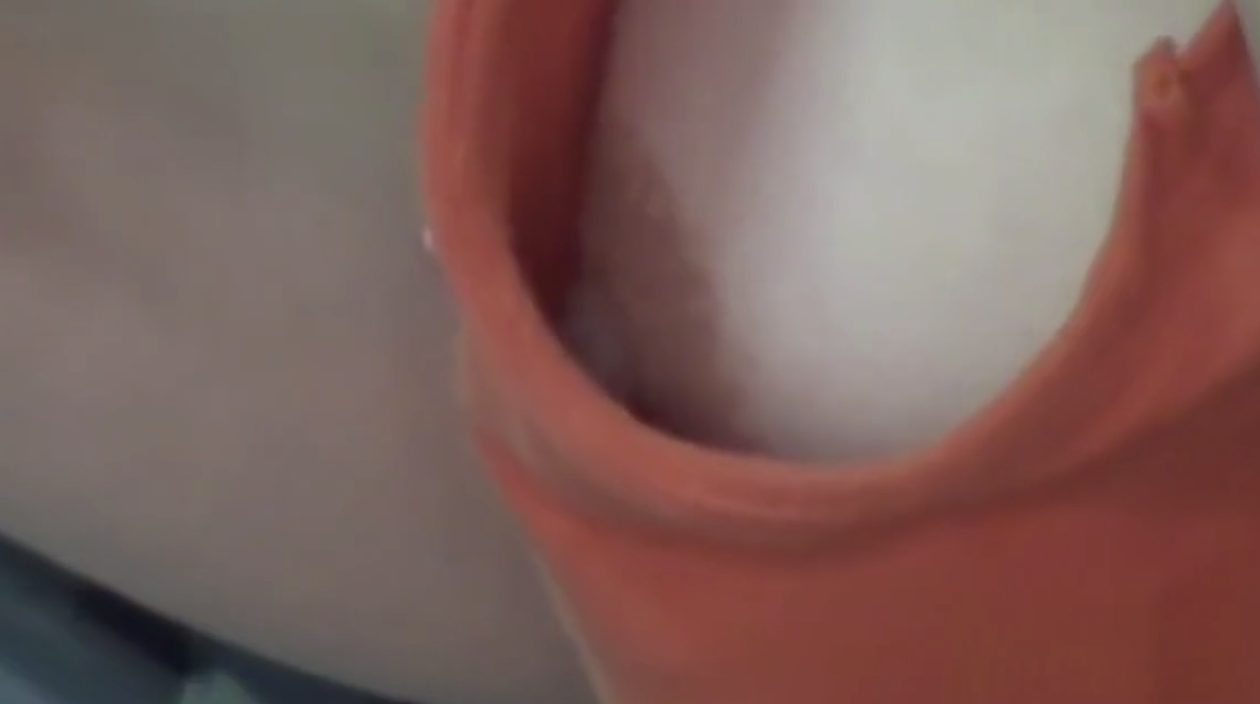 【野外盗撮】暑すぎる季節に無防備すぎる女性たちの胸チラや乳首アップの瞬間を楽しむ動画