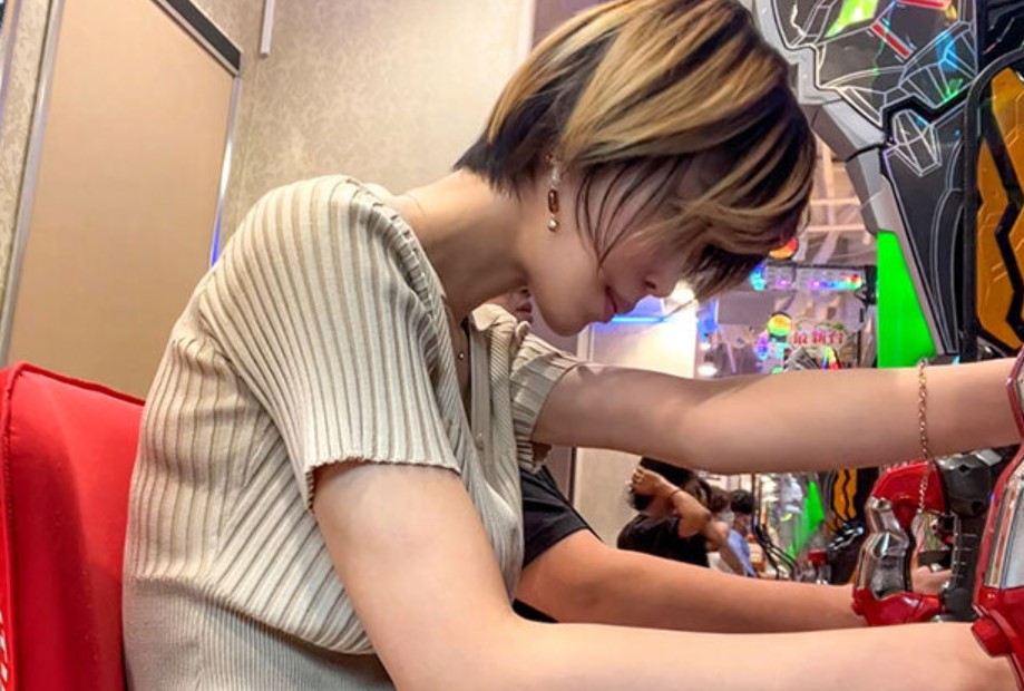 パチ屋で大負けした客をナンパしたらだいたい落とせる説ｗ 負けて頭真っ白なお姉さんの弱みにつけこみホテルで確変突入3Ｐ！