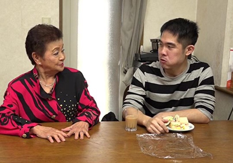 孫の童貞卒業はばあちゃんにお任せ！80歳過ぎてもまだまだ現役のオンナが閉経ま〇こで童貞ちんぽを受け止める！