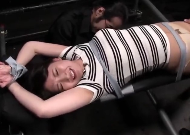 『やめて～！』集団の変態男達が清楚系お姉さんを拘束しくすぐり調教！ 電マとくすぐりの刺激で強制アクメ！