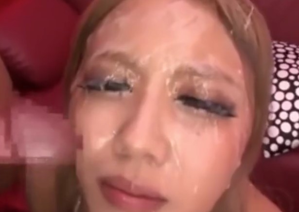 黒いギャルには精子が良く似合う！ バカそうなギャルに集団でザーメンシャワーを浴びせとんでもないことにｗ