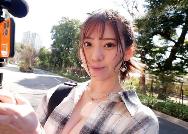 ドＭ男の自宅に潜入！待ち構える2人のＭ男を甘サド痴女が潮吹き失禁させ最後は記念に甘々3Ｐで一生の思い出つくり！