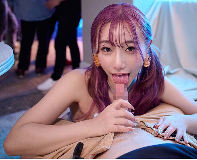 ＜三葉ちはるｘ尻軽イケイケギャル＞他人に見られてもお構えなしで咥えたりハメまくる性欲全開痴女！