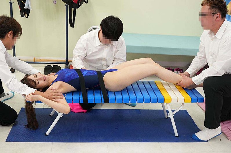 ＜夏希まろんｘ更衣室輪姦＞生徒たちに水着破られ弄られまくり口やアソコにやりたい放題肉棒ぶち込まれてしまう！