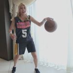 バスケと酒とチ●ポが大好き！人生を謳歌してるぶっ飛びビッチギャルが酒飲みながらノリノリでチ●ポ挿入！