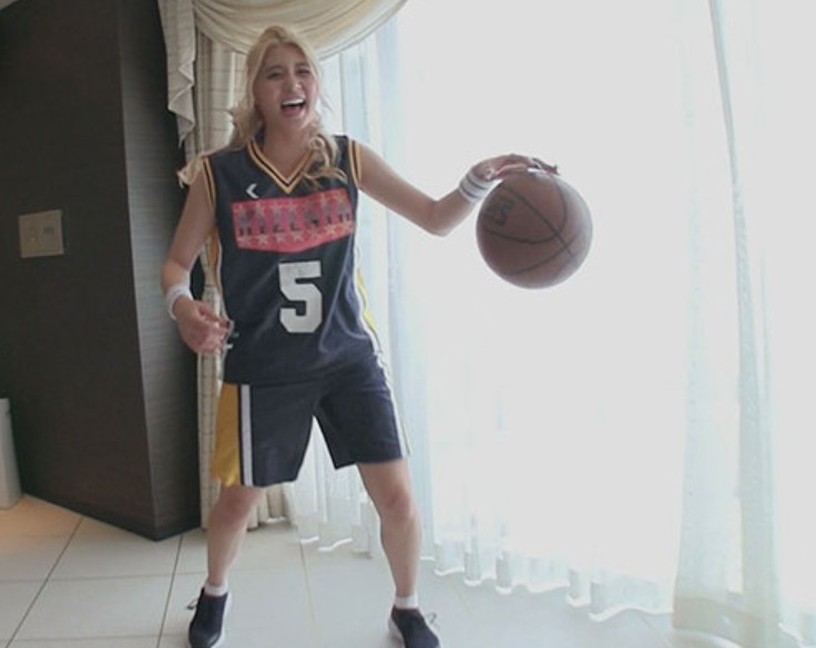 バスケと酒とチ●ポが大好き！人生を謳歌してるぶっ飛びビッチギャルが酒飲みながらノリノリでチ●ポ挿入！