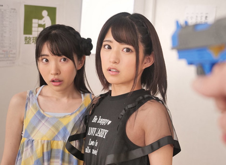 対象者をビッチな痴女に変える最強道具を生徒に実験するエロ教師！両サイドにロリガキを抱えて”子供の作り方”を中出し実演！