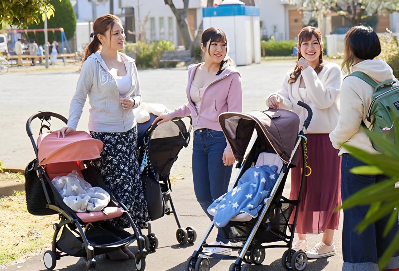 産後間もない赤ん坊連れの奥様をナンパ！『アン♡』久々の快楽にメスの顔になり乳首立たせて喘ぎっぱなしのエロママとハメ性交！