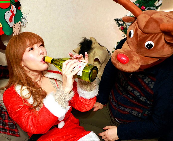 サンタの正体は泥酔ギャルだった！シャンパンがぶ飲みしプレゼントに身体を提供ｗ男達に好き勝手にぶち込まれアクメしっぱなしｗ