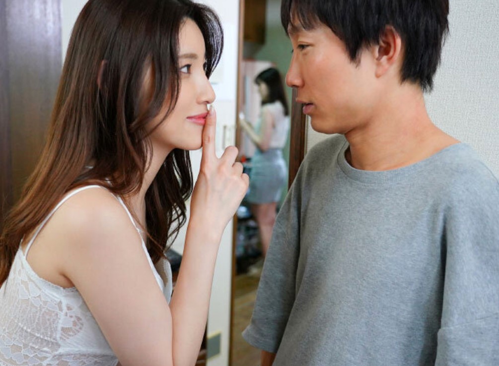 『静かにしないとバレちゃうよ♡』彼女の姉がNTR体質で彼氏のチ●ポをエロい口で誘惑！ザーメン全部飲み干し浮気バレ対策ｗ