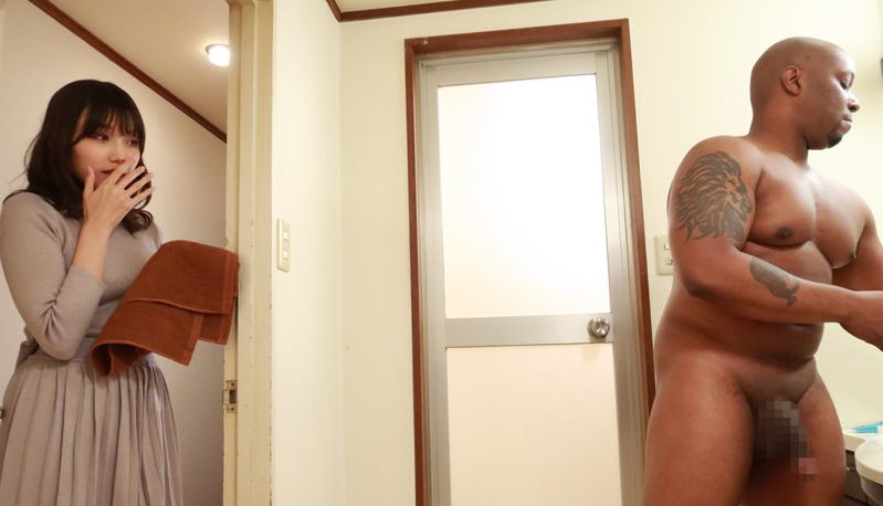 ＜岬さくらｘ未知のイチモツ＞見たことない大きな黒棒に興味を惹かれ夫を忘れて手や口で弄り始める！