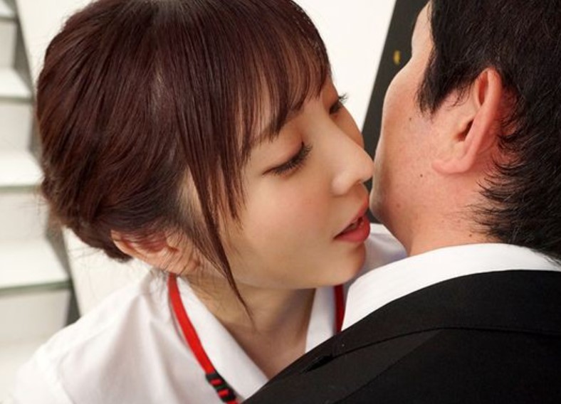 『気持ち良いんでしょ…♡』かわいいOLに耳元でエッチな囁きされてキレイなネイル指で手コキｗ乳首も責められ仕事どこじゃない！