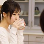 旦那以外のチ●ポをしゃぶりたい淫乱幼妻！『中に出して♡』義弟相手に中出し不倫し眠る夫の横で快楽に溺れ何度もアクメｗ