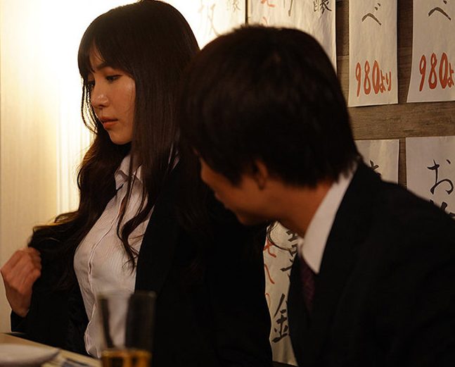 妖艶な肉体に我慢できず襲い掛かるもお口で暴発！元気すぎる肉棒を迎え入れ激しい突きによがりまくる‼