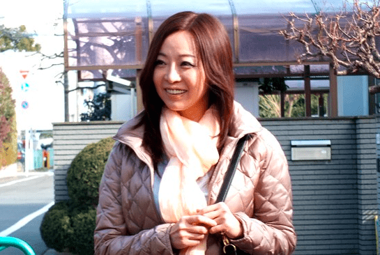 『ダメぇ…恥ずかしい…♡』友人の母に憧れていた少年と禁断のセックス！いけないとわかりつつも若いチ●ポの虜になっていくwww