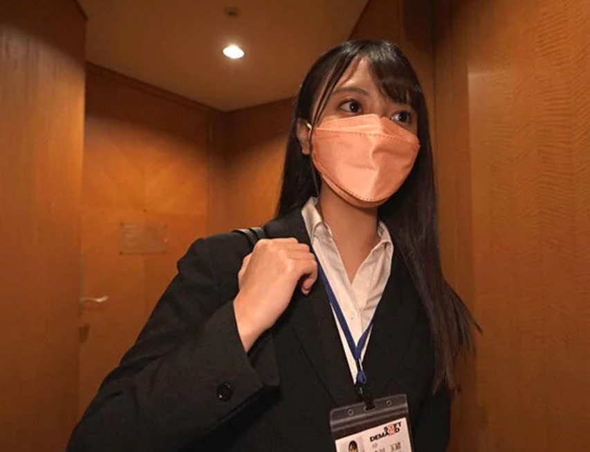 仕事終わりでエッチな香りを纏ったままのOLが服を脱ぎ捨てハメ性交！『恥ずかしいよ…♡』言葉とは裏腹にチ●ポを求める美少女！