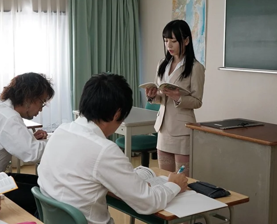『こら、何見てんの♪』最近学校にやってきた女教師はとんでもなく痴女だった！あの手この手で一生懸命生徒を勃起させるwww