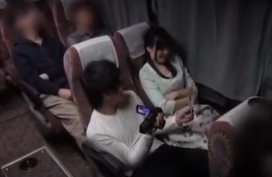 男女友達同士の学生がミッション遂行のため夜行バスに乗り揺れる車内で声を抑えながら大胆なエロ行為を始める‼