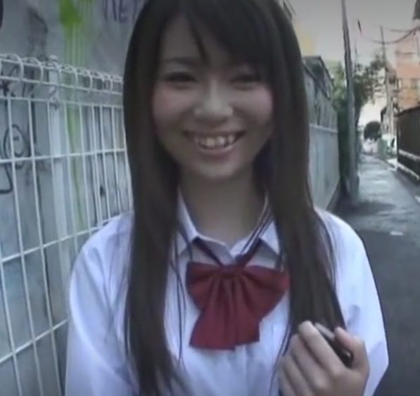 制服娘を行きつけの店に誘い込み店員にバレぬよう胸やアソコ弄り始め興奮した男がギンギンな肉棒を扱かせる！