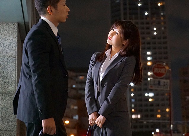 『終電ないの！？じゃあウチおいで♡』彼女がいるのに気の強い女上司の家に泊まる流れに！無防備な姿に興奮し手を出しちゃったww