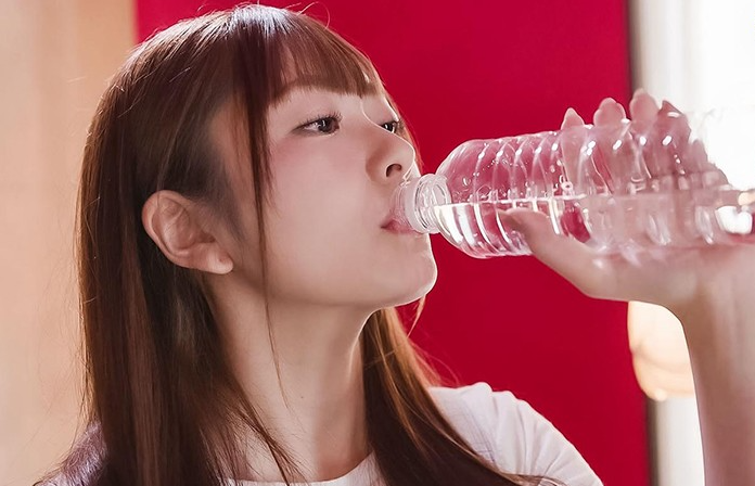 『だめぇ！また出ちゃうぅぅ♡』媚薬が仕込まれていた水を飲み、みるみる感度が上がりビクビク痙攣イキ！大量潮吹きしちゃうwww