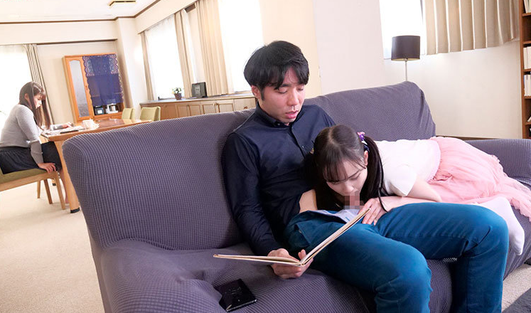 『あれぇ？おっそいお馬さんだなぁ♡』ただの子どもと思っている奥さんの目の前で無邪気さ装って堂々不倫！中出しまでwww