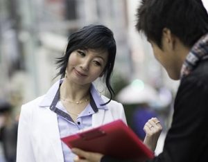 セレブ奥様が久々のナンパにウキウキ！『あぁっ！もうダメっ！』旦那の事など忘れて他人チ●ポにアクメさせられるｗ