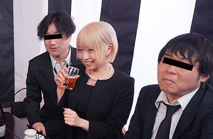 『ごめん吹いちゃったぁ♡』法事で久しぶりに再会した同級生たちと泥●乱交してしまった金髪喪服ギャル！ビックチャンス到来！