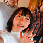 『え？なんでこんなにチ●ポがいっぱいなの？』社員旅行で泥酔し同僚に一晩中ハメられ続けた人妻！妻の勤め先がこんななんて…
