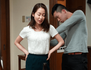 『そんなところまで…ああん♡』きわどいところを触られ快感を高められた人妻は流されるように男を受け入れていくwww