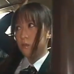 『いやぁ…やめてください…』いつもの通学バスで背後から迫る魔の手！可愛い制服の‘ドエロい膨らみ’に我慢できないwww