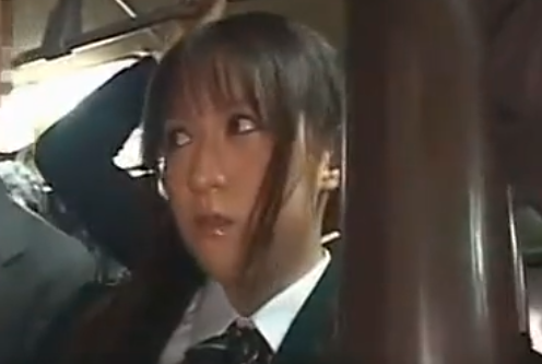 『いやぁ…やめてください…』いつもの通学バスで背後から迫る魔の手！可愛い制服の‘ドエロい膨らみ’に我慢できないwww