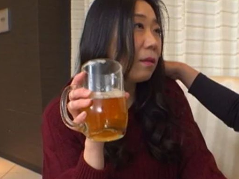 『気持ち良ければいいんですよ！』お酒を飲むとセクハラ大魔王になる熟女が男優さんの身体を求め続ける！