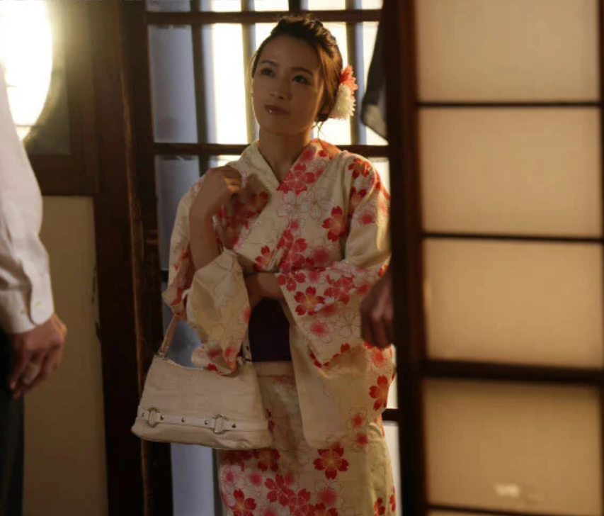 幼馴染と数年ぶりに再会し色気が増して美しくなっていた彼女に惹かれていた！我慢していたのに僕に襲い掛かってきたwww