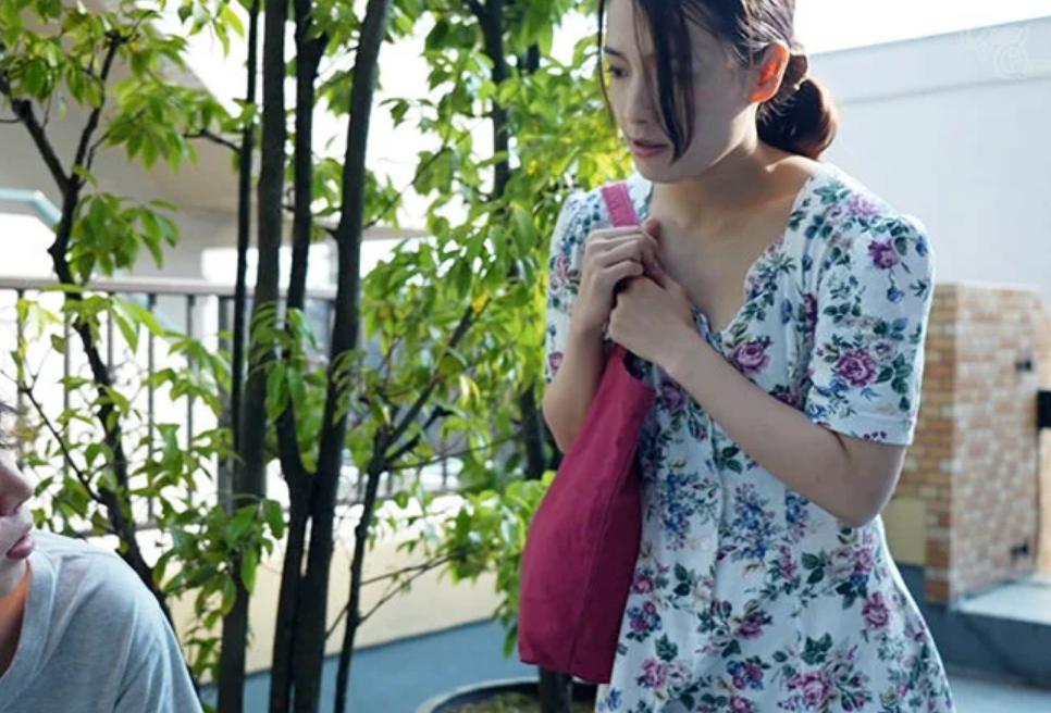 『ヤバい！バレちゃってる！？』AVに出演していた人妻が近所の変態輩にバレて慰みモノにされ生姦しまくり！