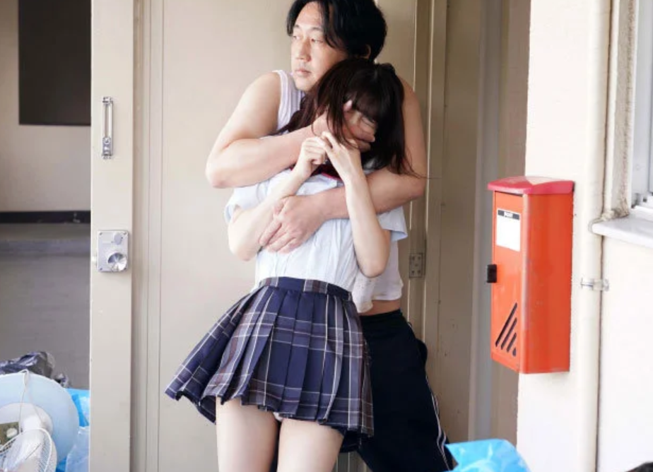 『もうやめて…いやぁ！』隣人のゴミ部屋で異臭中年おやじに襲われた美少女！抵抗も空しく弄ばれてしまう…