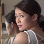 性欲が溜まっている人妻が夫に内緒で不倫セックス！ごみ捨てのほんのわずかな時間で作業員の肉棒と精液を膣内に受け入れるwww